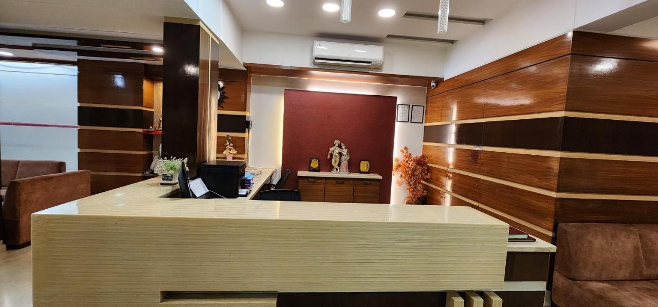 Collection O 17189 Kanak Ashram Road 3*