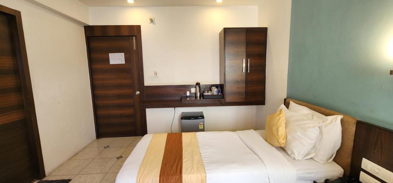 Hotel Collection O 17189 Kanak Ashram Road Ahmedabad